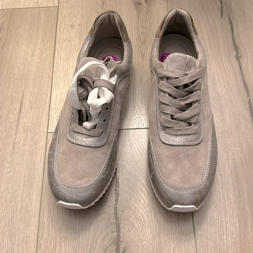 New Johnston & Murphy Gray + White Silver Athletic Lace Up Sneakers - Picture 16 of 17